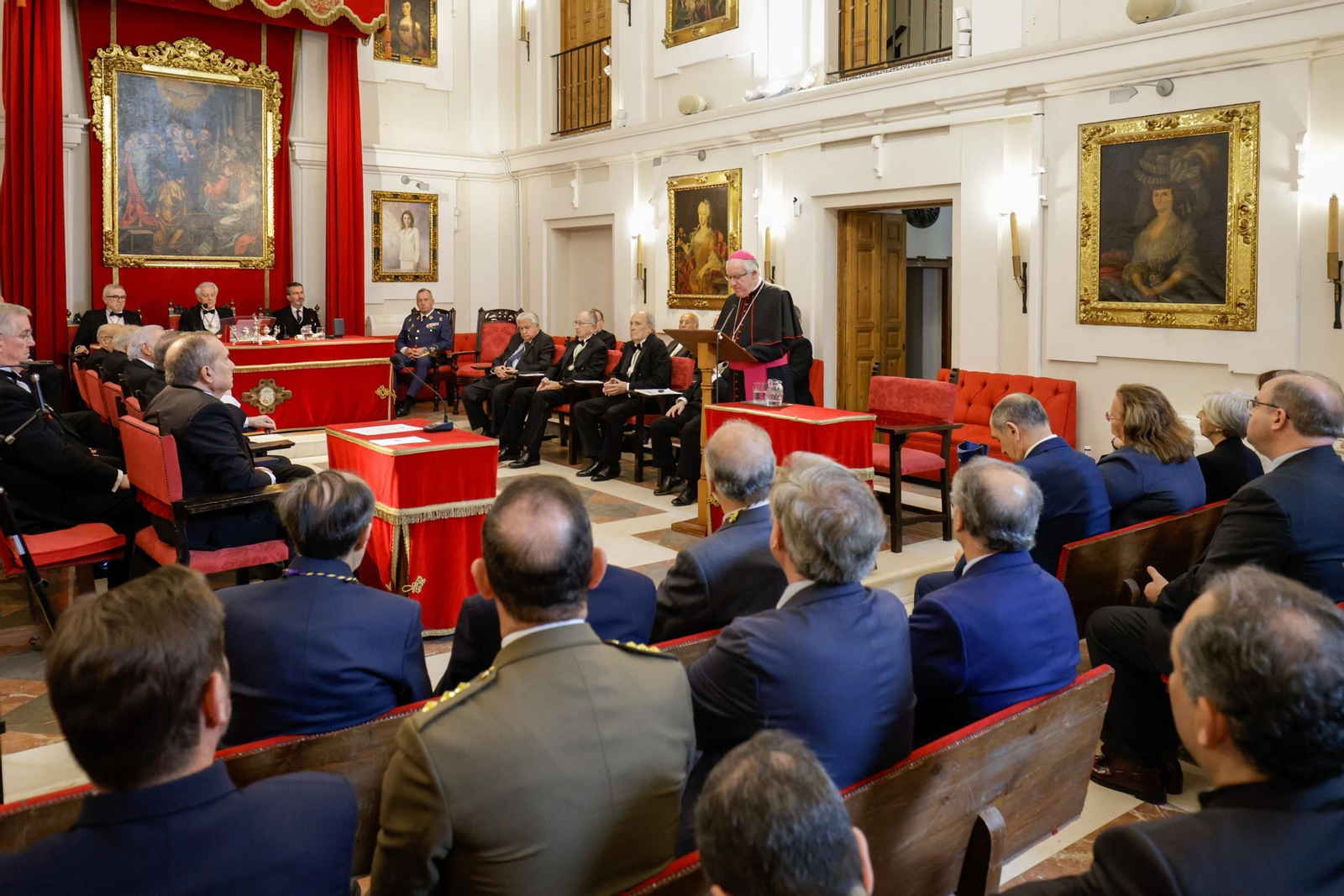 Las imágenes del ingreso como académico de Erudición en la academia de Medicina del arzobispo José Ángel Saiz Meneses