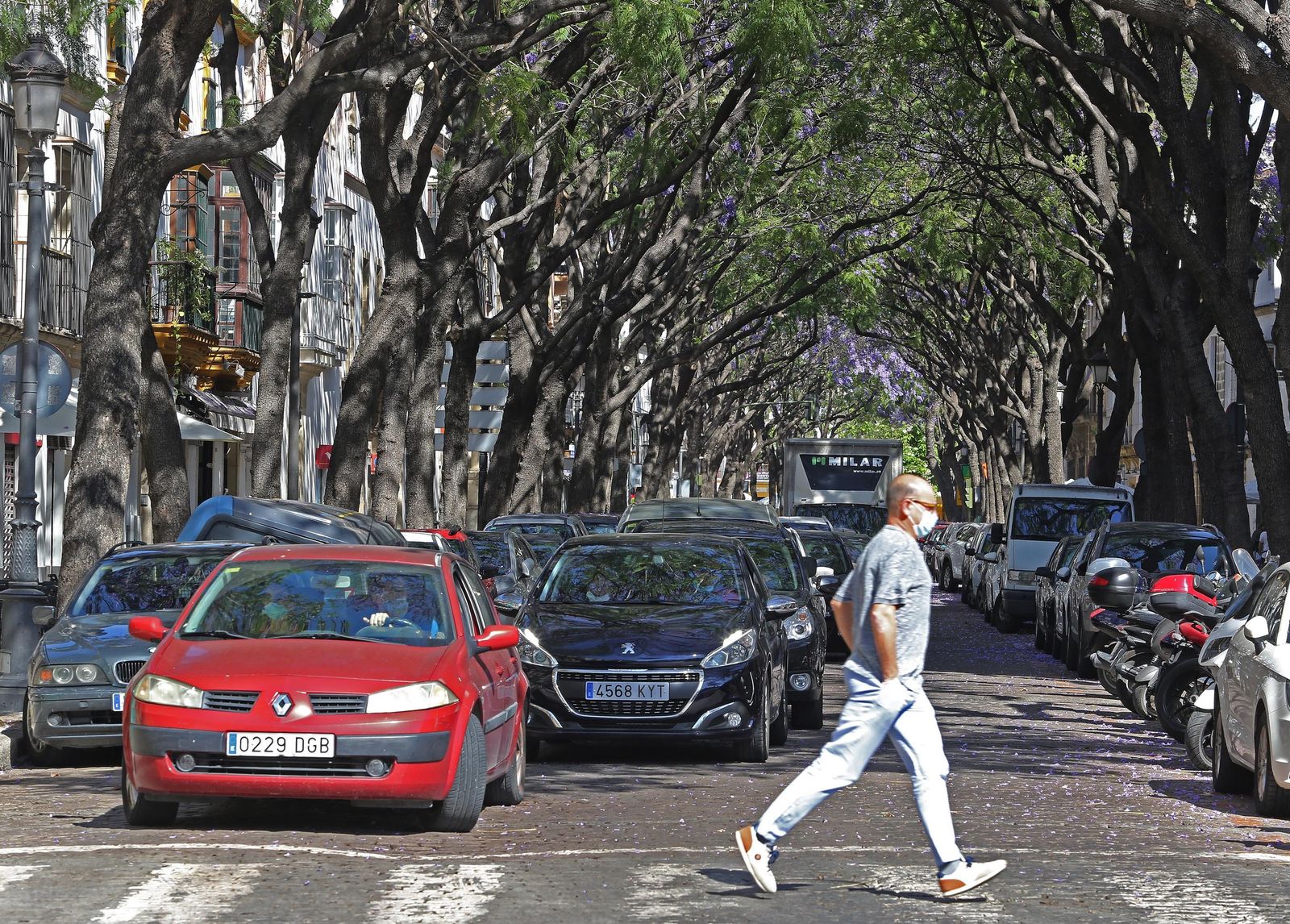 Un peatón atravesando la céntrica calle Porvera.
