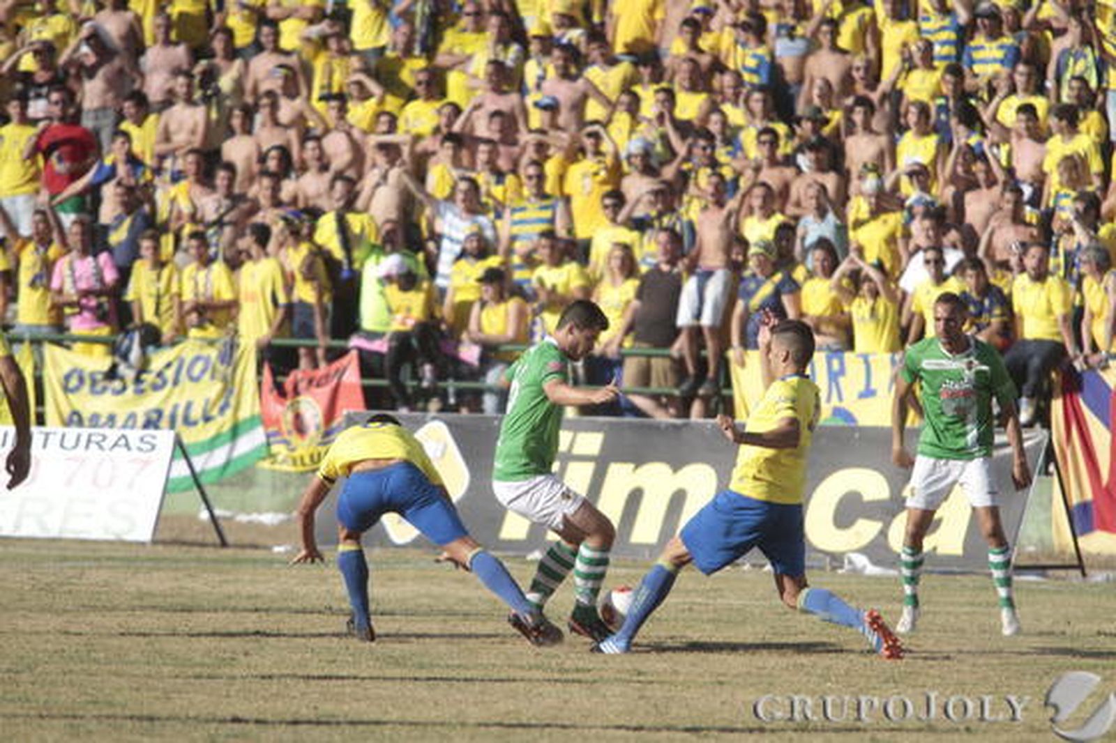 Dos cadistas van al cruce con Paniagua. 

Foto: LOF