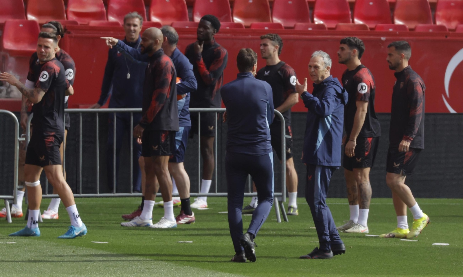 Las fotos de Caparrós en el entrenamiento en el Ramón Sánchez-Pizjuán