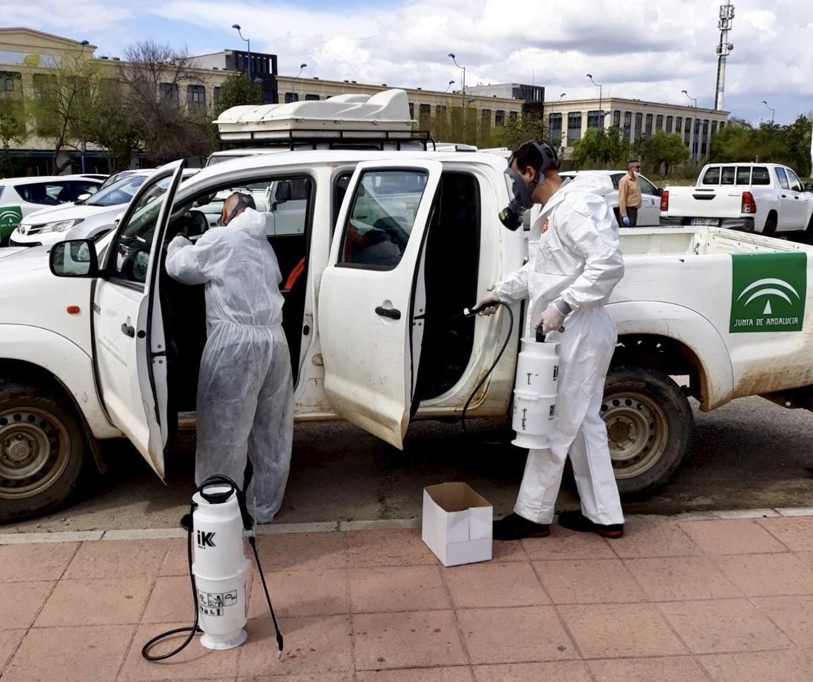 Trabajadores equipados para la desinfección.