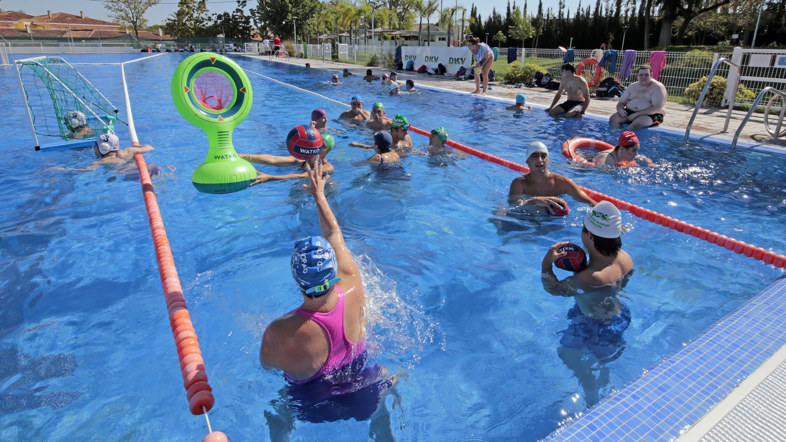 Imágenes de las actividades de waterpolo inclusivo DkV, Ayuntamiento y varias asociaciones en Piscina Jerez Arena Village