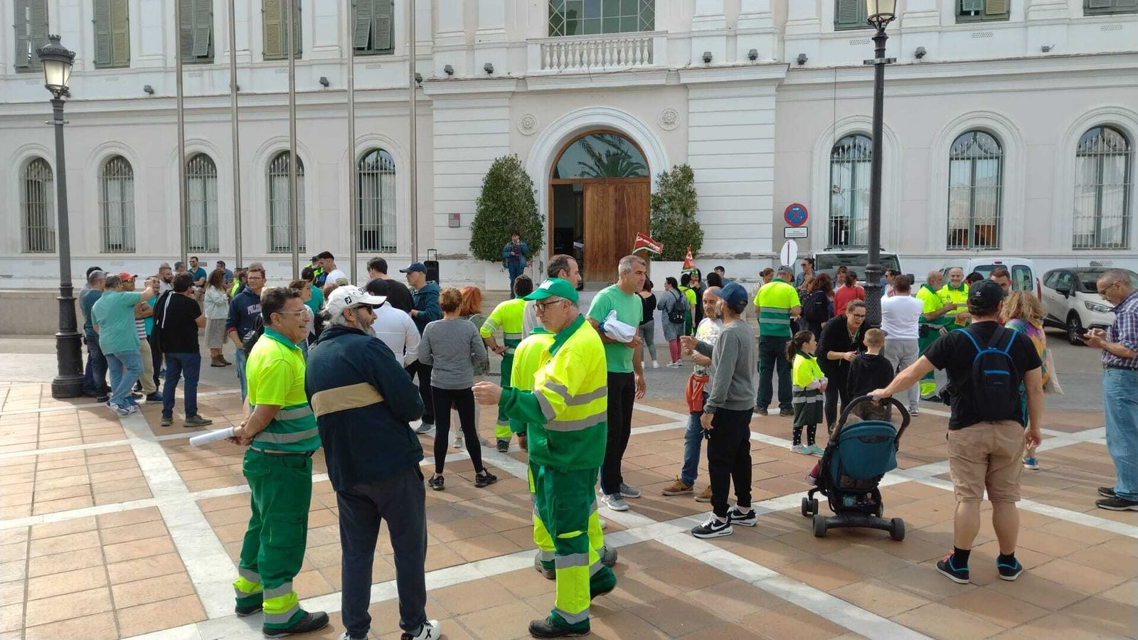 Los trabajadores de FCC, el miércoles a las puertas del Ayuntamiento.
