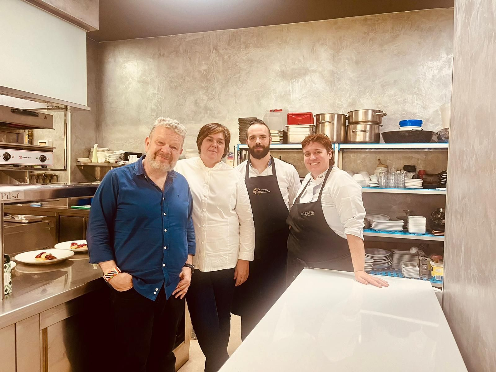 Alberto Chicote posa en la cocina del Restaurante Celia Jiménez