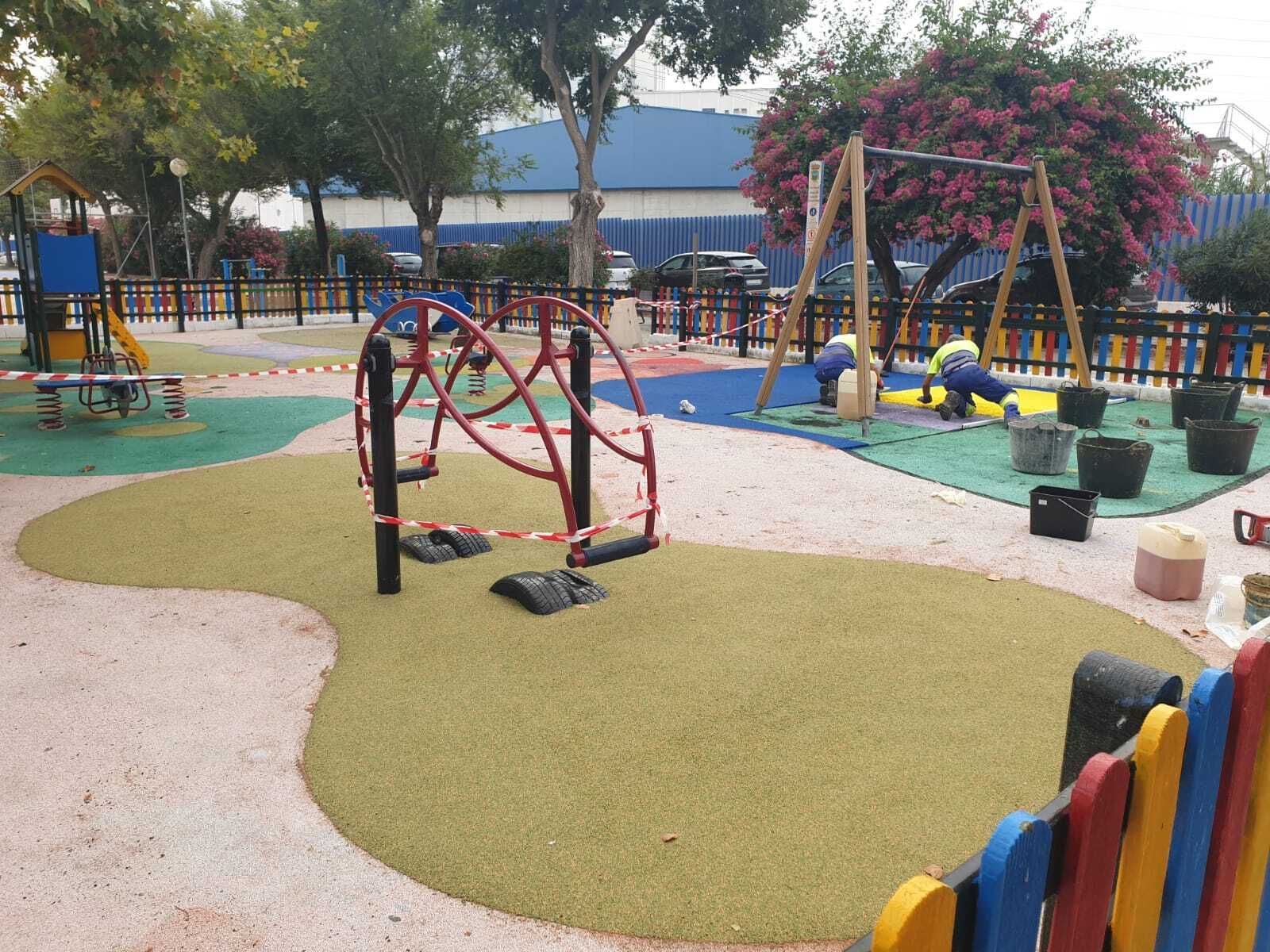 Operarios trabajando en la reparación de uno de los parques infantiles de Cádiz.