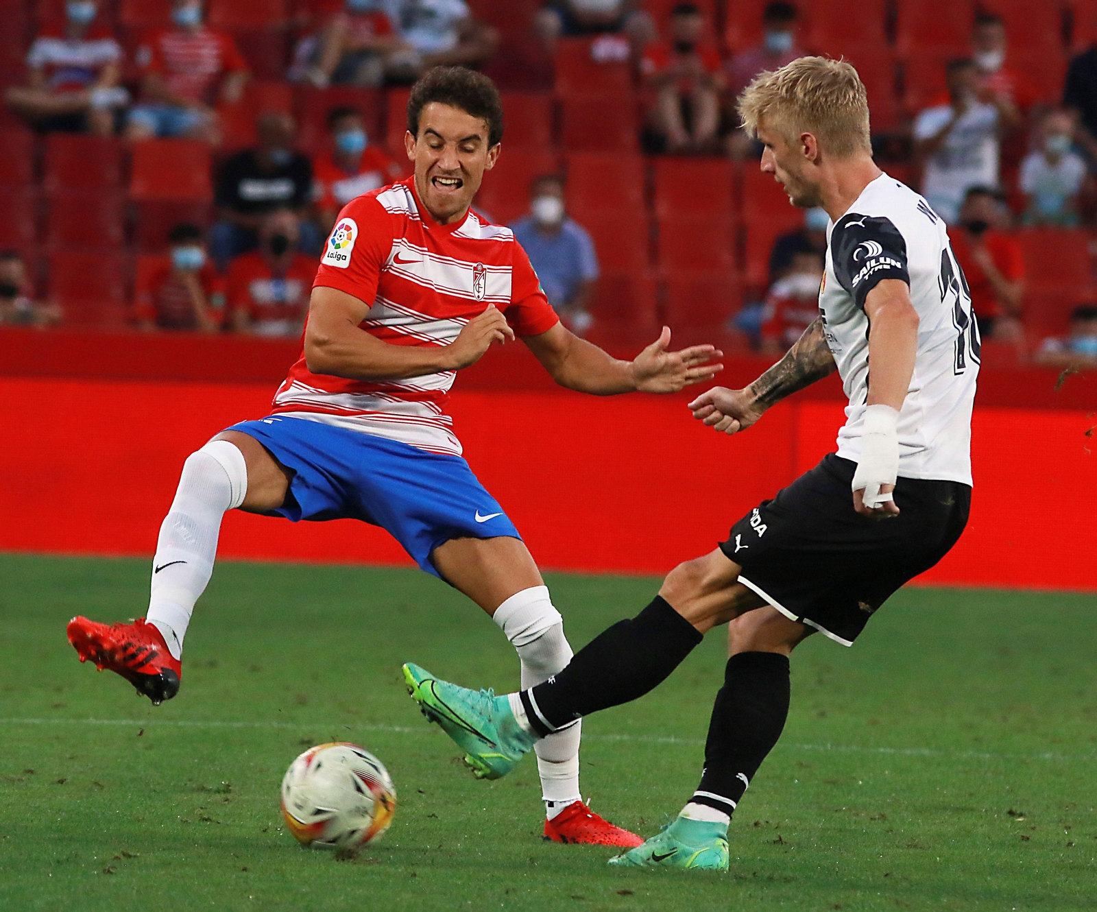 Milla presiona a Wass en un duelo ante el Valencia de esta pasada temporada.