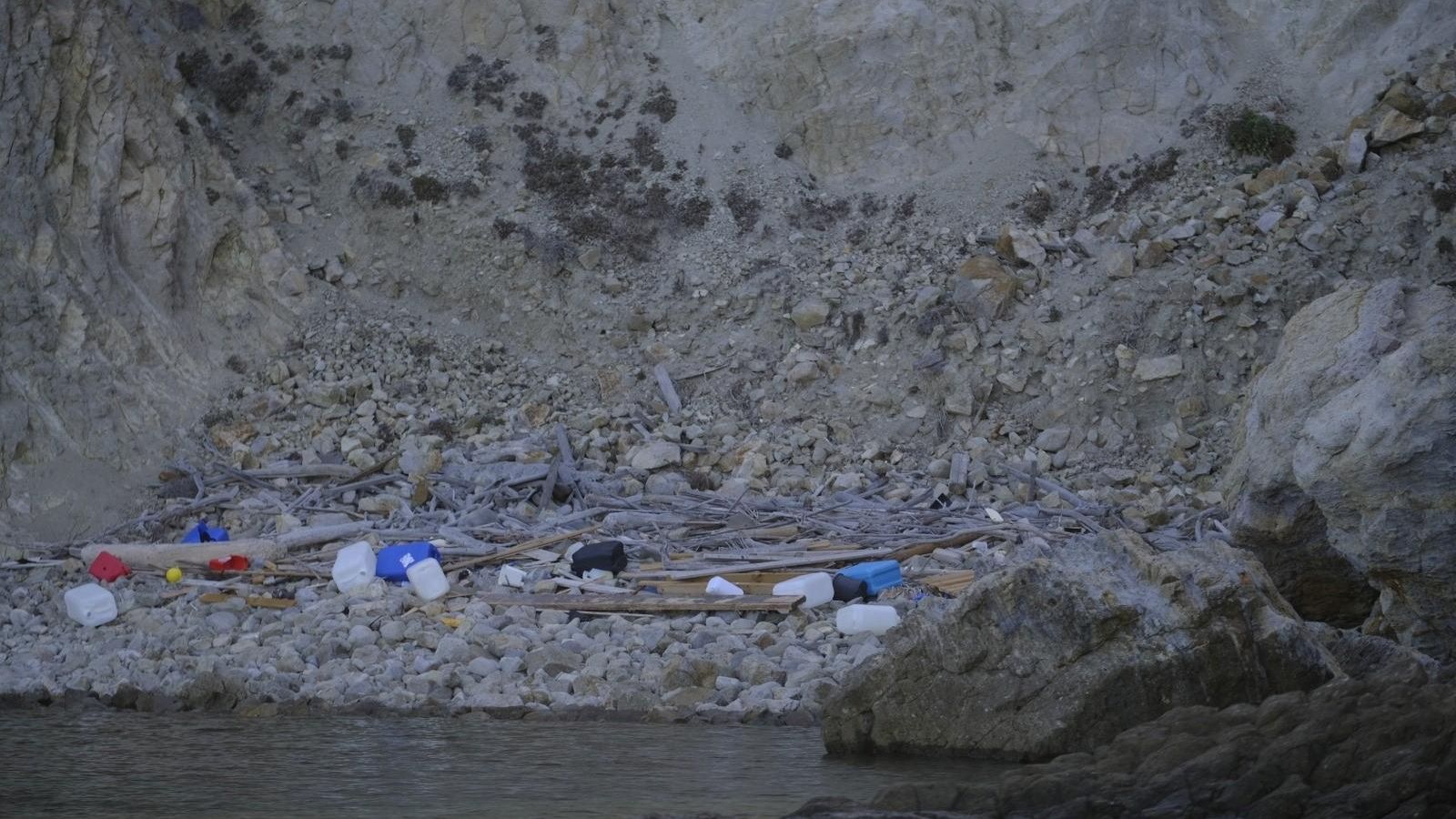 Las petacas de combustible se multiplican en las calas y playas del parque