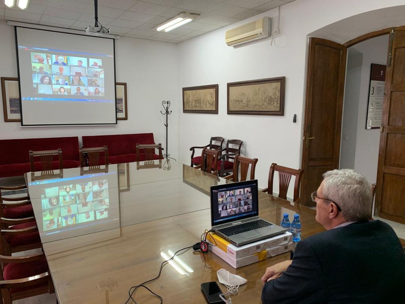 Momento de la sesión plenaria telemática con el alcalde en primer plano.