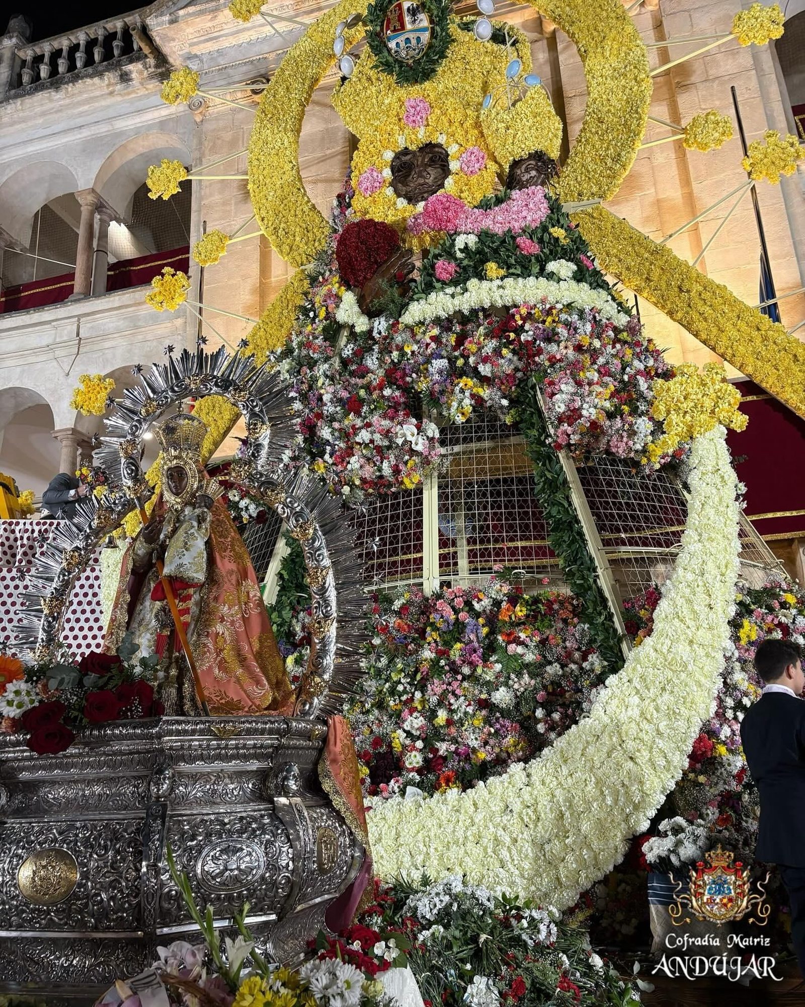 Las flores a La Morenita llenan de color las calles de Andújar, en imágenes