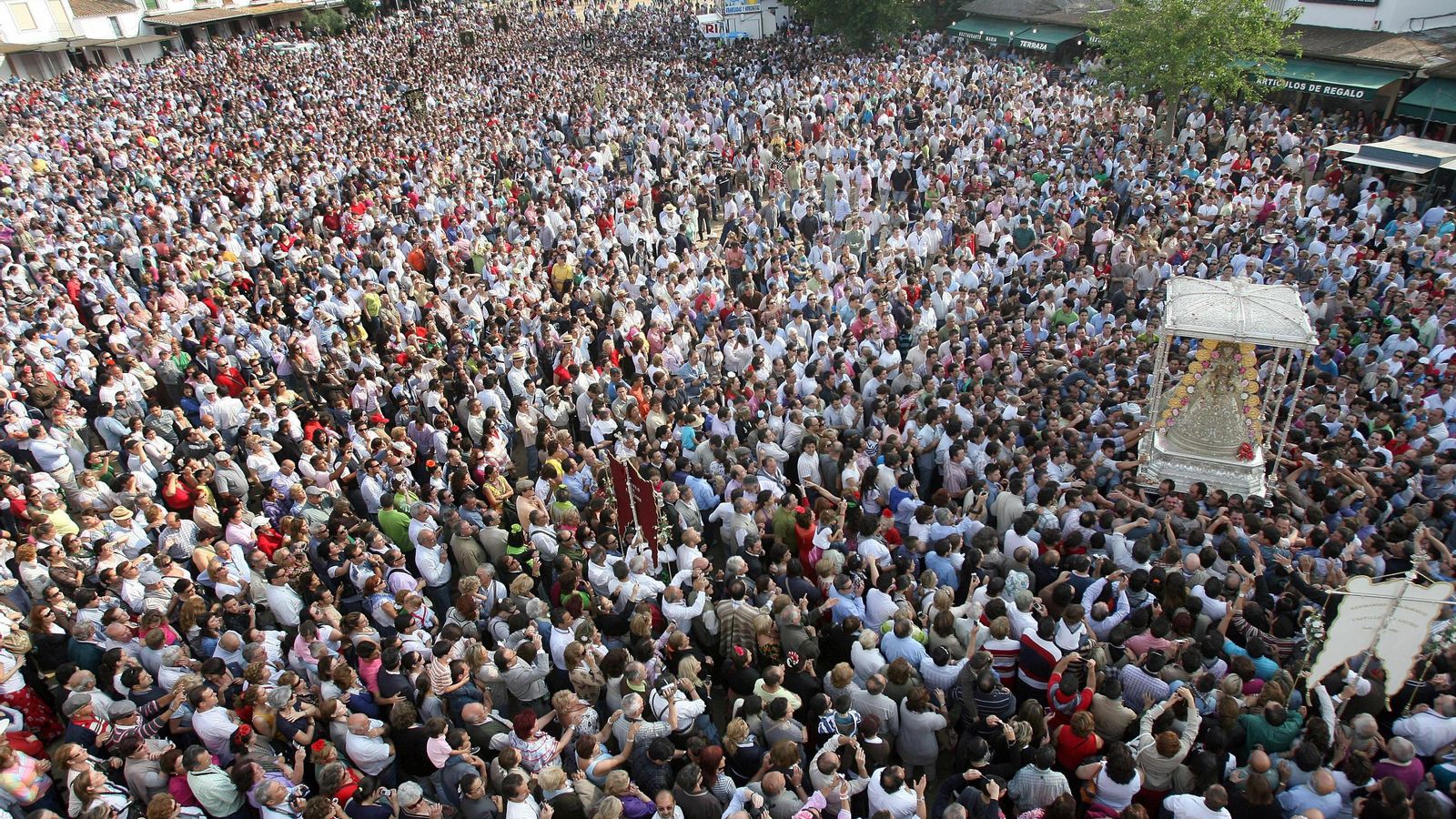 Procesión de la Virgen del Rocío, rodeada de miles de personas.