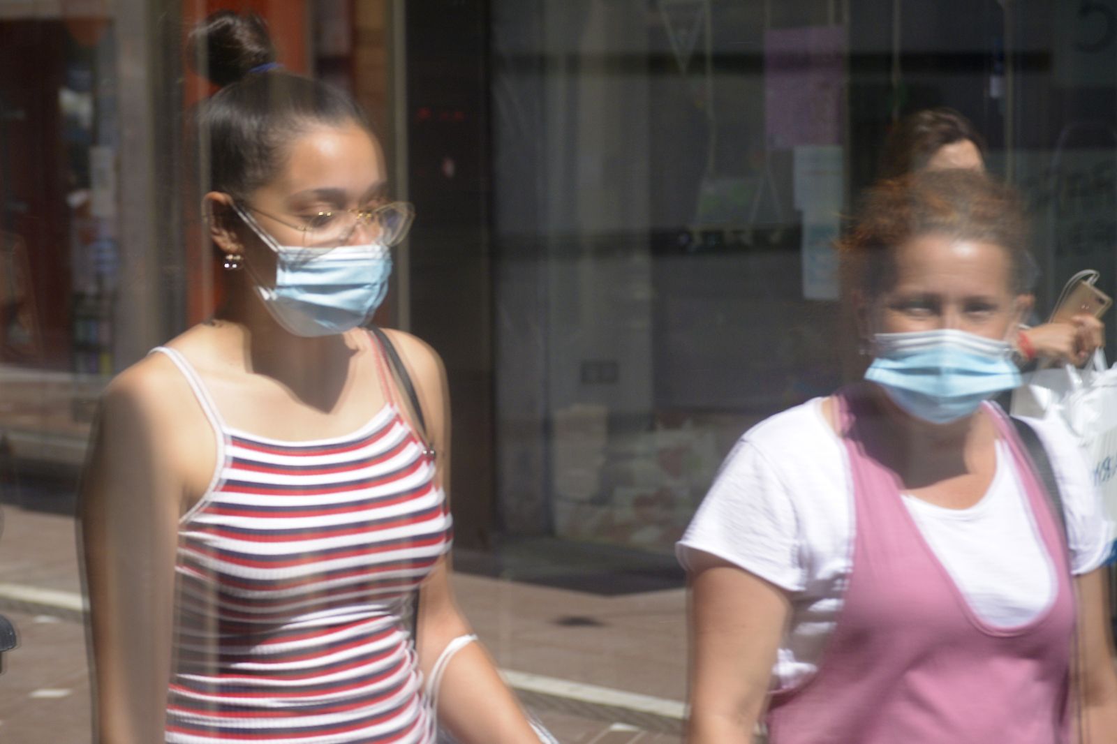 Imágenes del primer día de obligatoriedad de las mascarillas en La Linea.