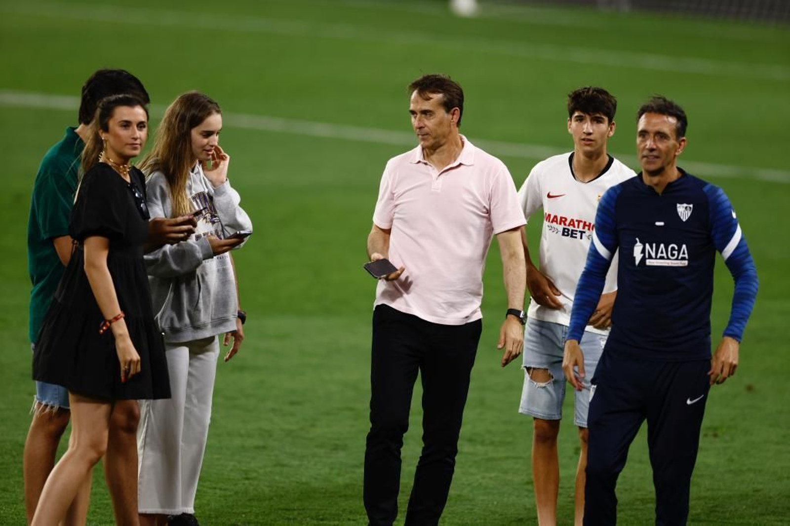 Lopetegui disfruta con su familia y Pablo Sanz del fin de fiesta en Nervión.