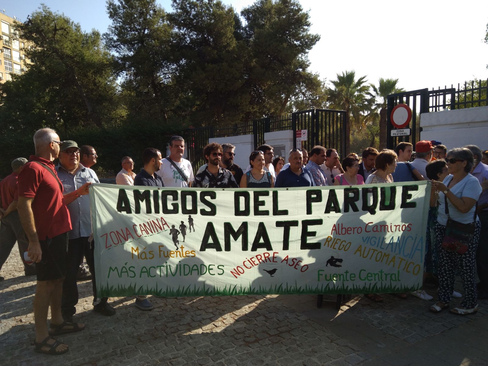 Concentración en el Parque Amate.