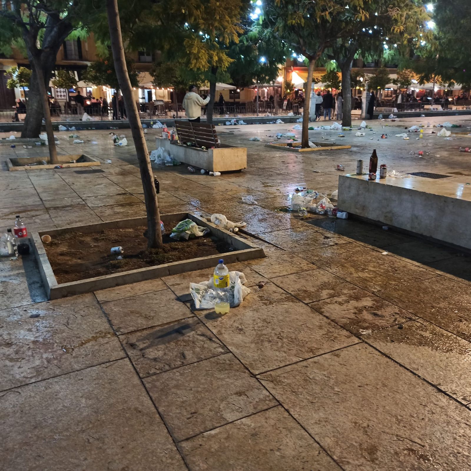 La plaza de la Merced de Málaga, con Picasso, llena de basura tras el paso de los ultras del Atlético