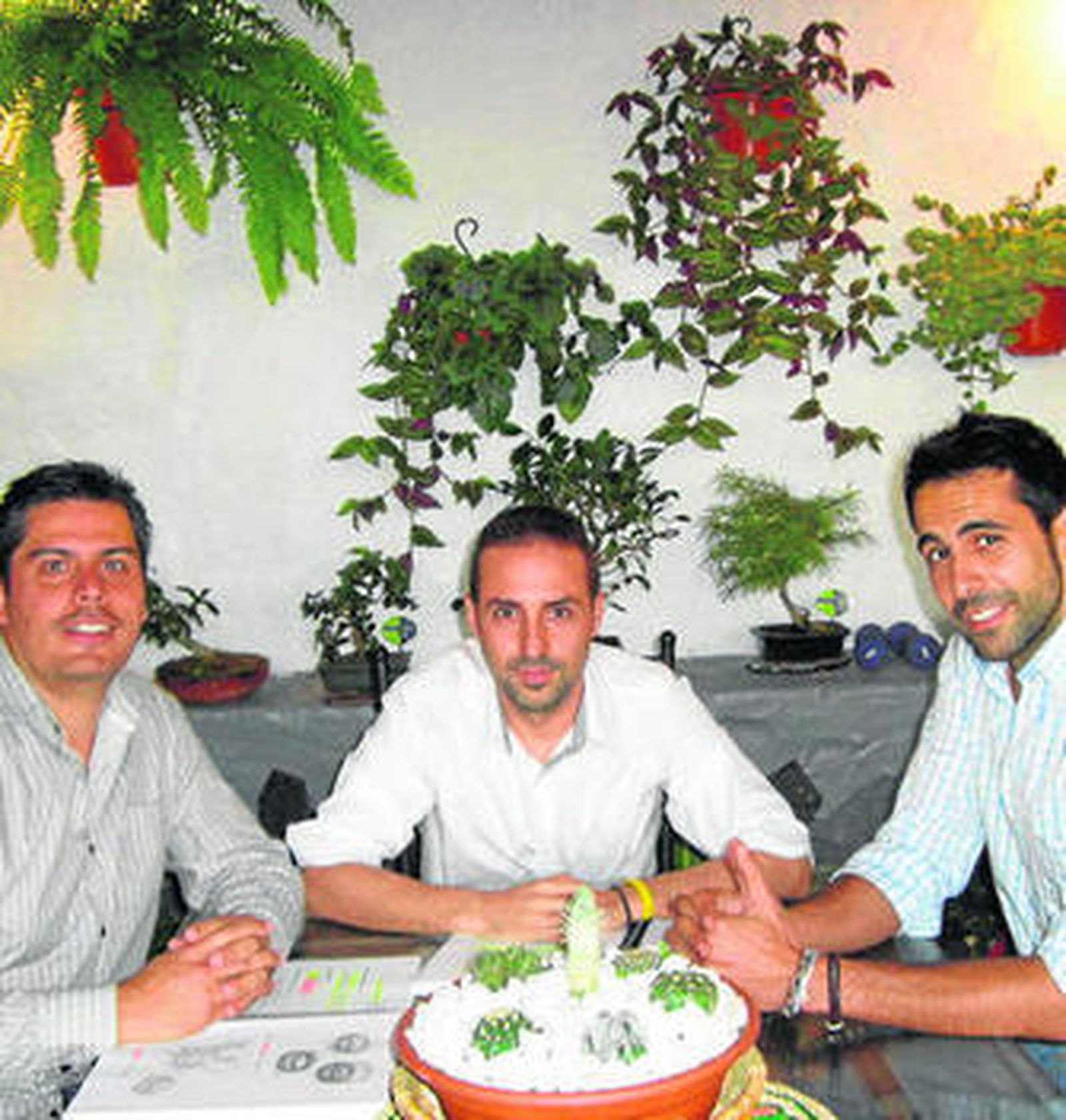 Antonio Cornejo (centro), entre Alberto Penichet (izqda) y Manuel Luque.