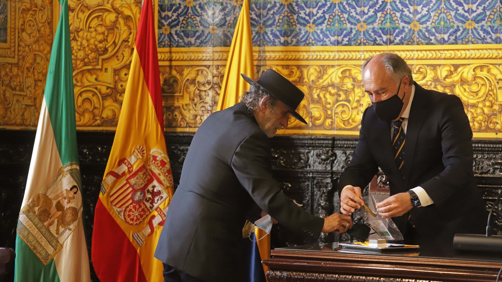 Fotos de la imposición de la insignia de Algeciras a El Lolo