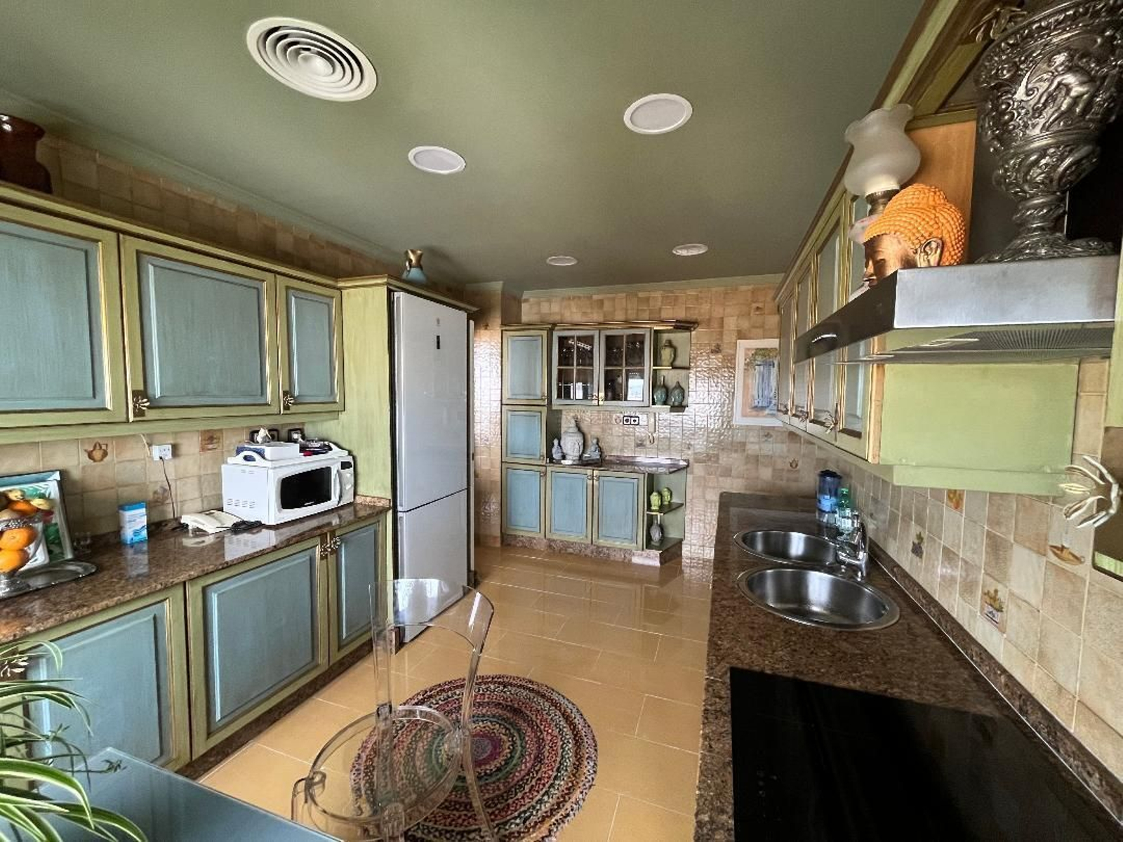 Tonos verdes y celestes  en la cocina.