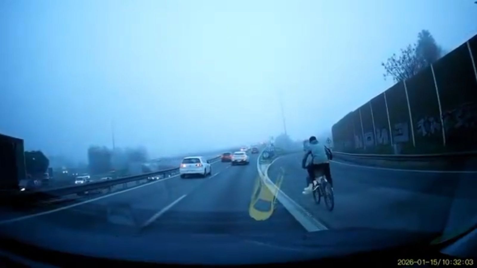 La temeridad de un ciclista circulando por la SE-30 con niebla
