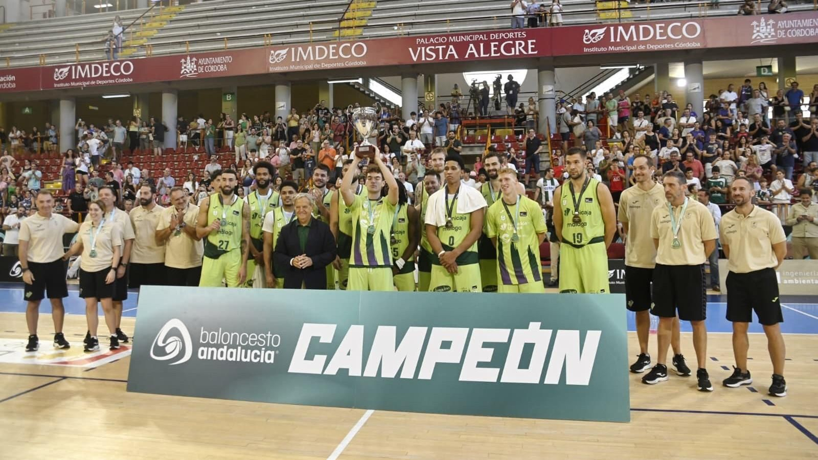 Los jugadores de Unicaja celebran un nuevo título de la Copa de Andalucía en Vista Alegre.