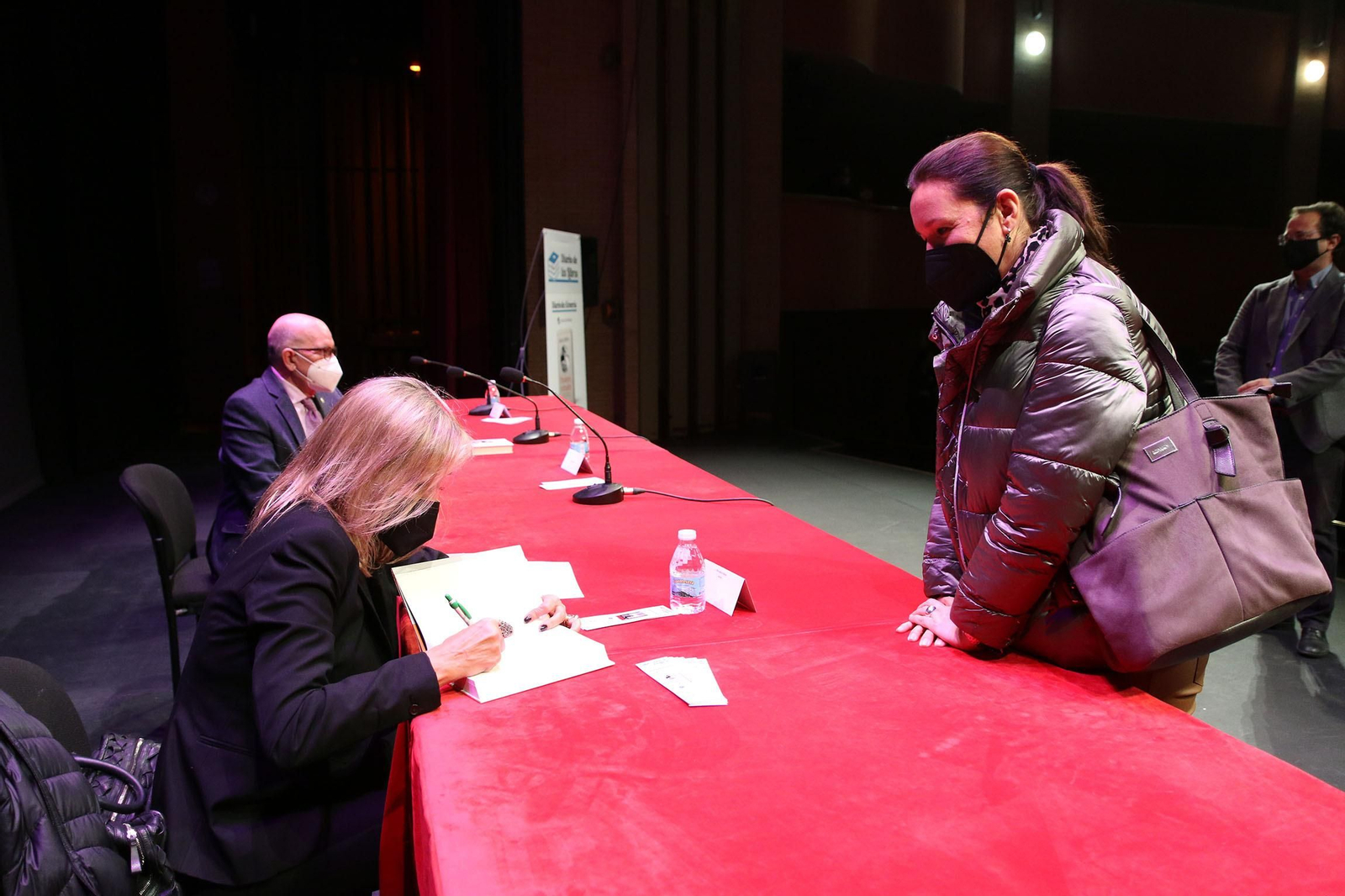 Fotogalería Diario de los Libros, con Marta Robles y su obra 'Pasiones carnales'