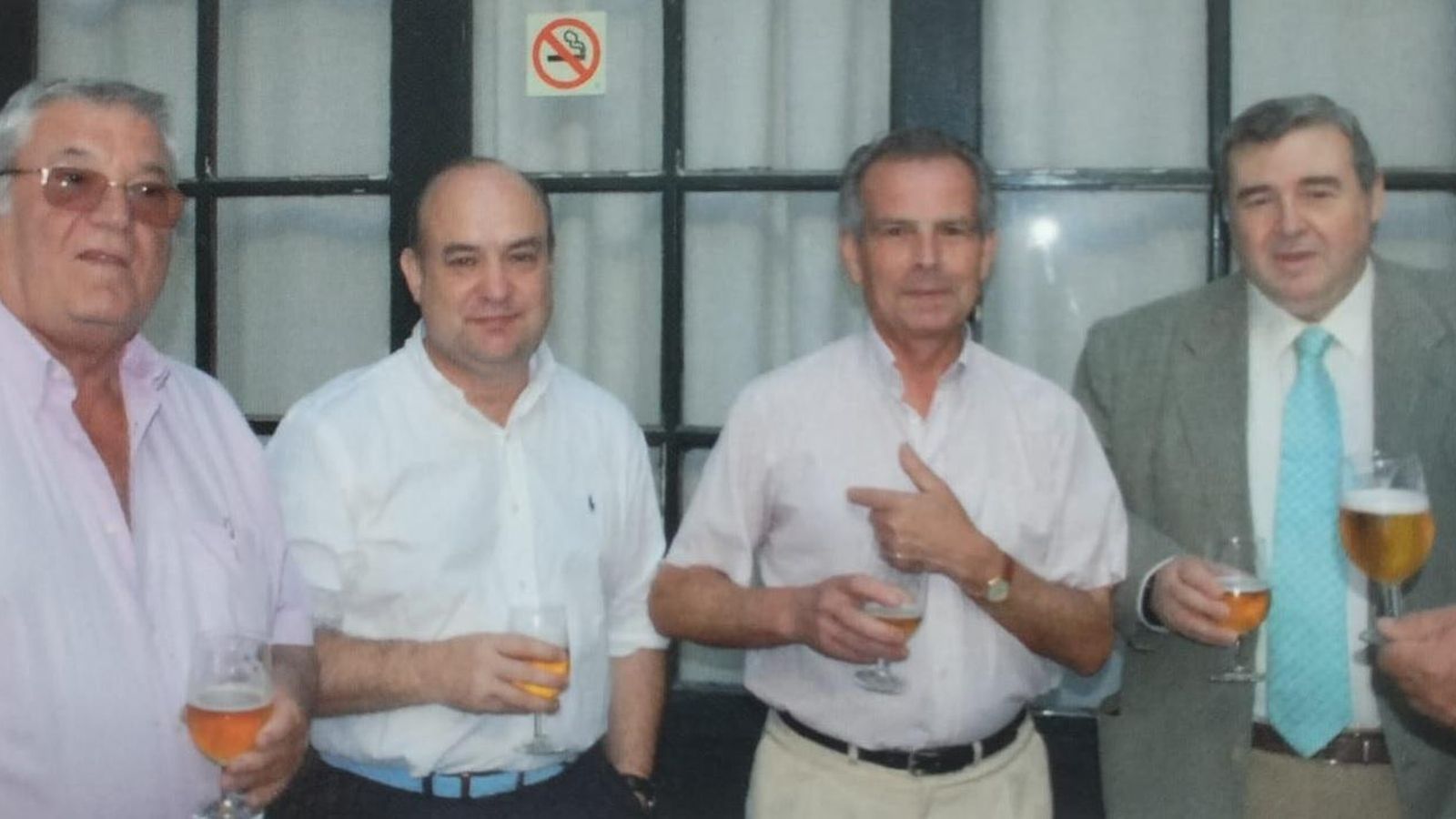 Servando Arauz, en el centro de una reunión de amigos.