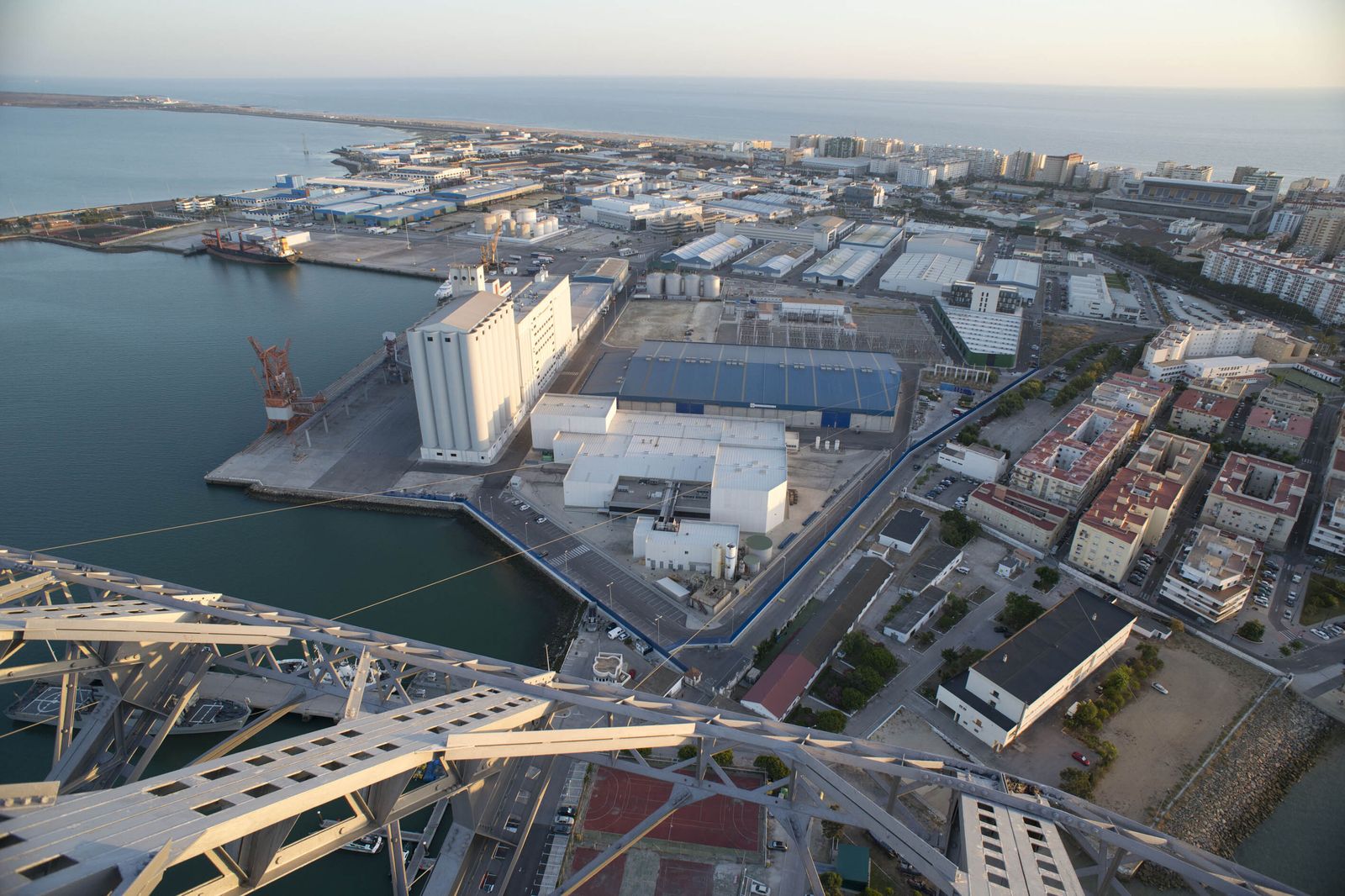 En primer término, las instalaciones de Vilafranquina en la Zona Franca de Cádiz