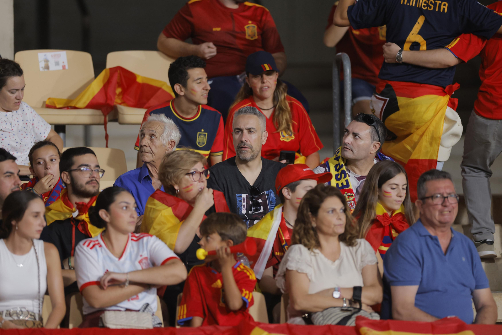 Búscate en las fotos del España-Escocia