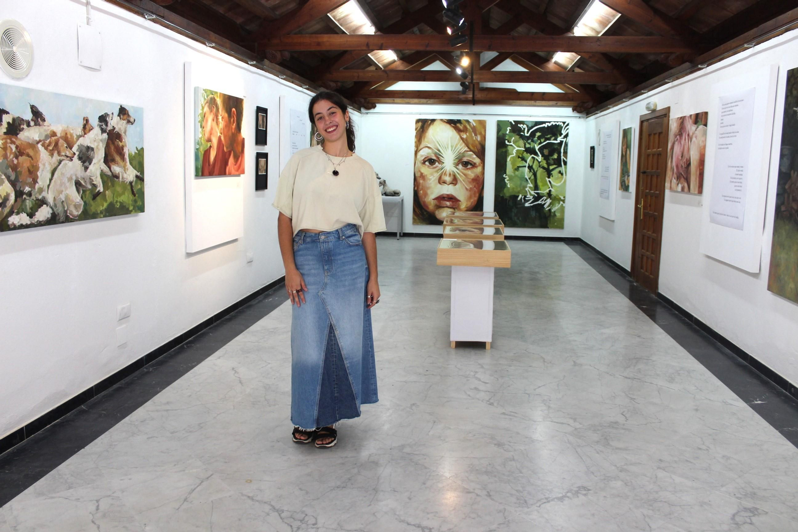 Ángela Rodríguez posa en el centro de su exposición 'Duerme, duerme la niña loba', en Olvera.