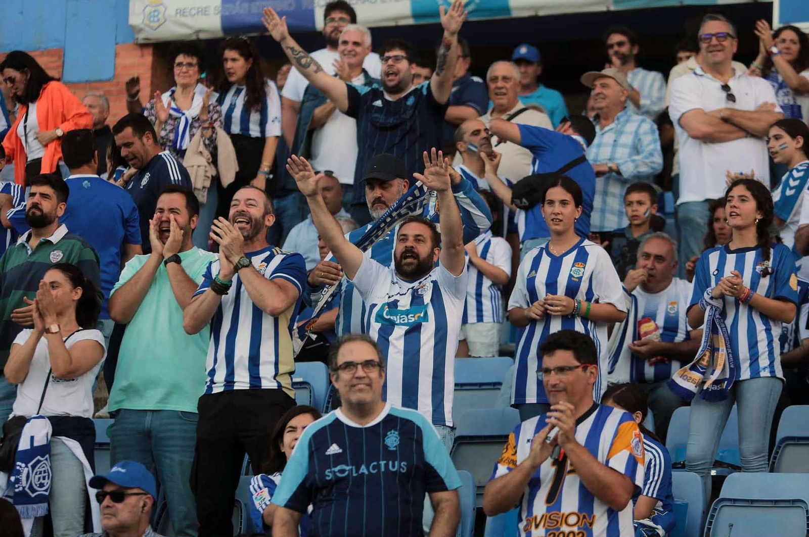 Imágenes del gran ambiente en el Nuevo Colombino en el ascenso del Recre