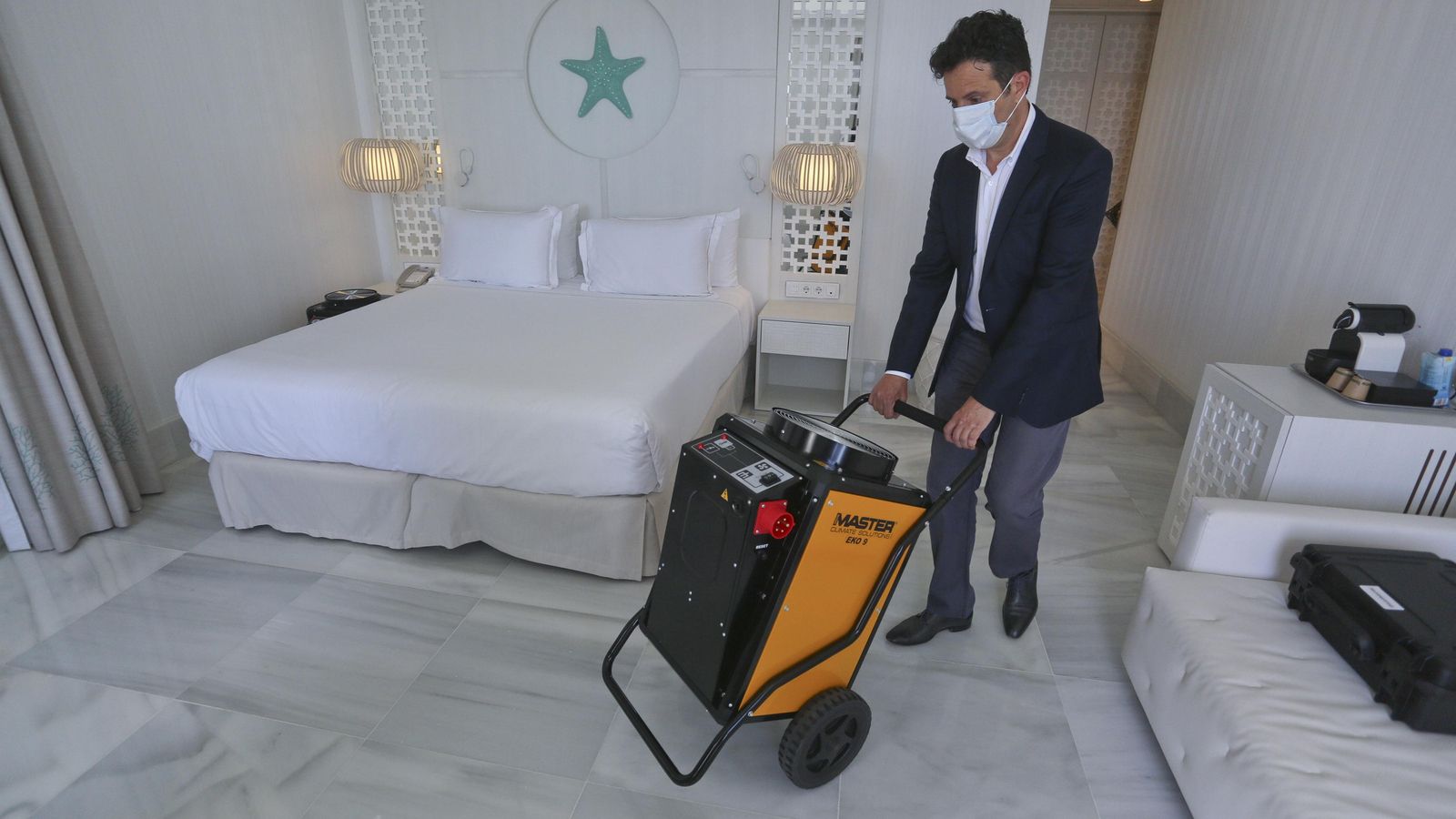 Un momento de la colocación del aparato en la habitación.