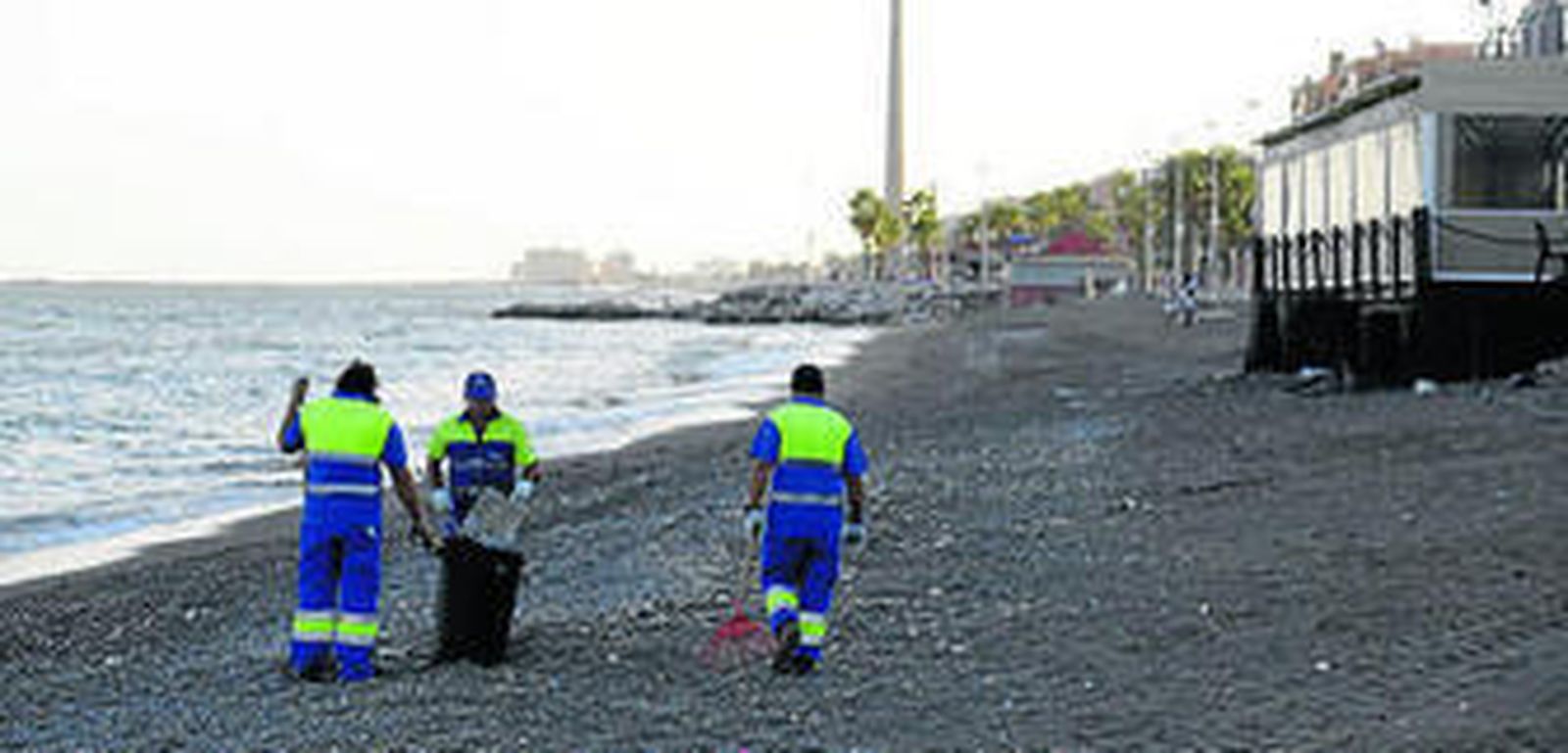 Operarios de Limasa, ayer, en Huelin.