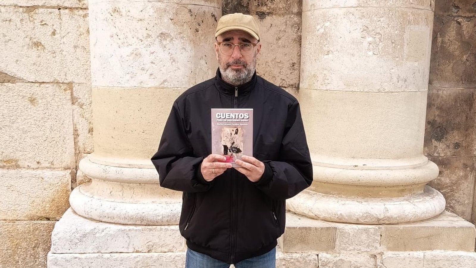Martín Paredes posa junto a su libro ‘Cuentos para un destierro digno’.