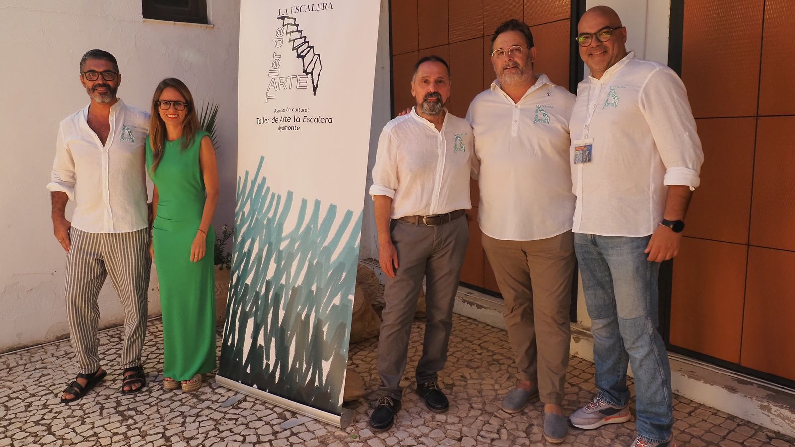 La alcaldesa junto con los integrantes del taller de arte 'La Escalera'.