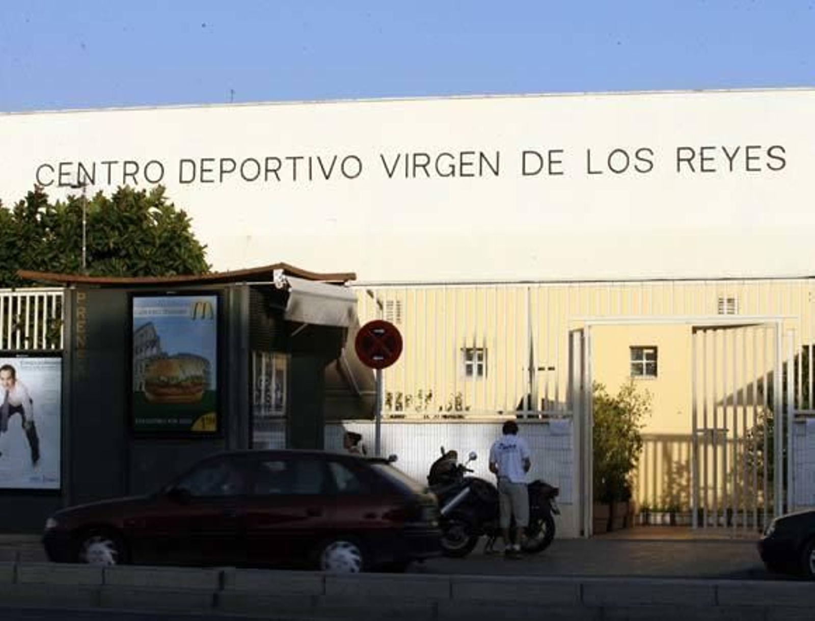 El Ayuntamiento prevé un "estudio geotécnico" del centro deportivo Virgen de los Reyes para su posible reapertura