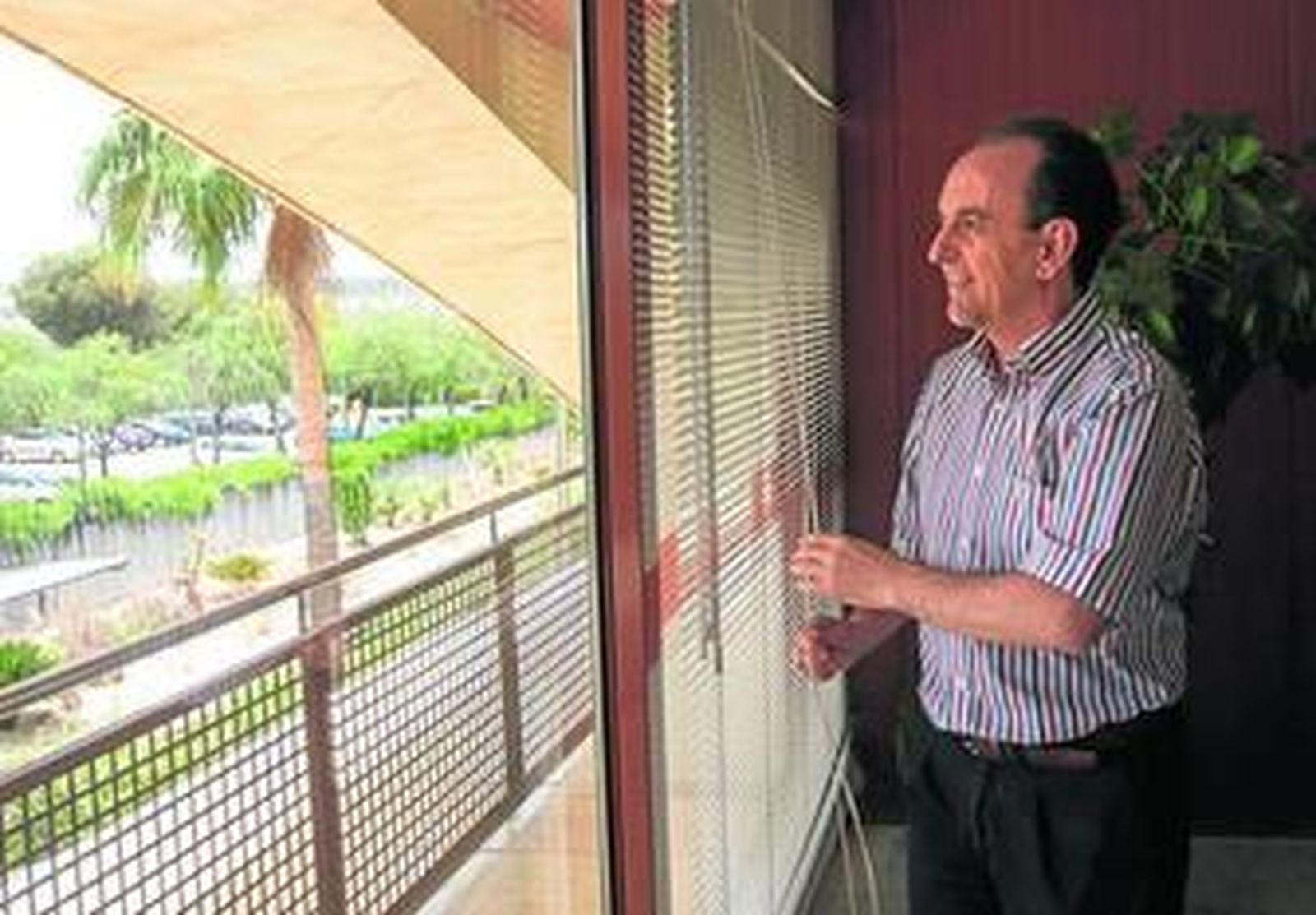 El consejero de Turismo y Comercio, Rafael Rodríguez, en su despacho de Torretriana, en la Cartuja.