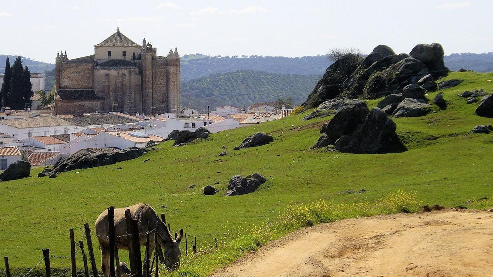 Esta localidad hispalense es famosa por ser uno de los destinos más visualmente impresionantes de toda la Sierra Norte