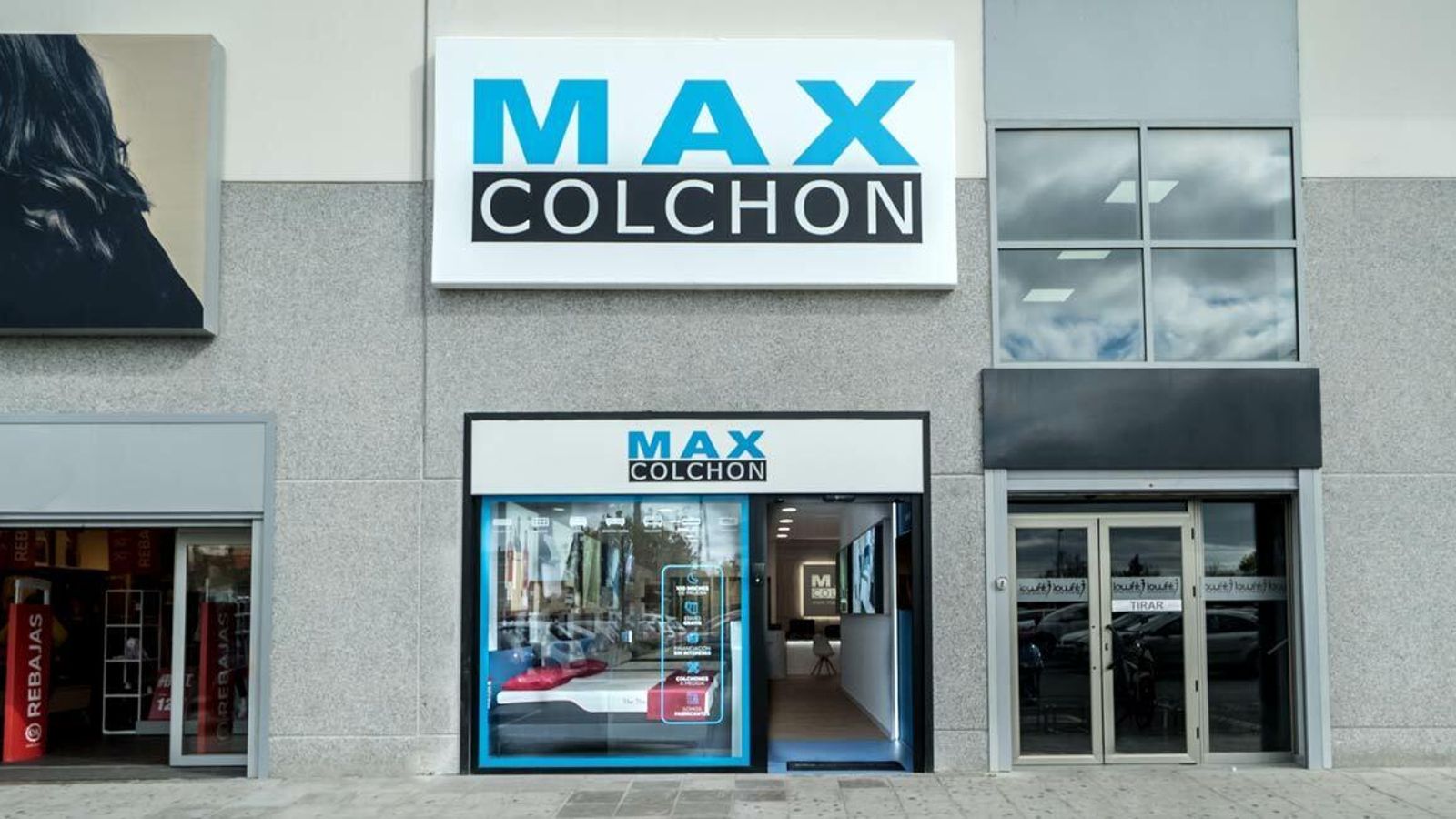 Exterior de la tienda de Maxcolchon en Huelva.
