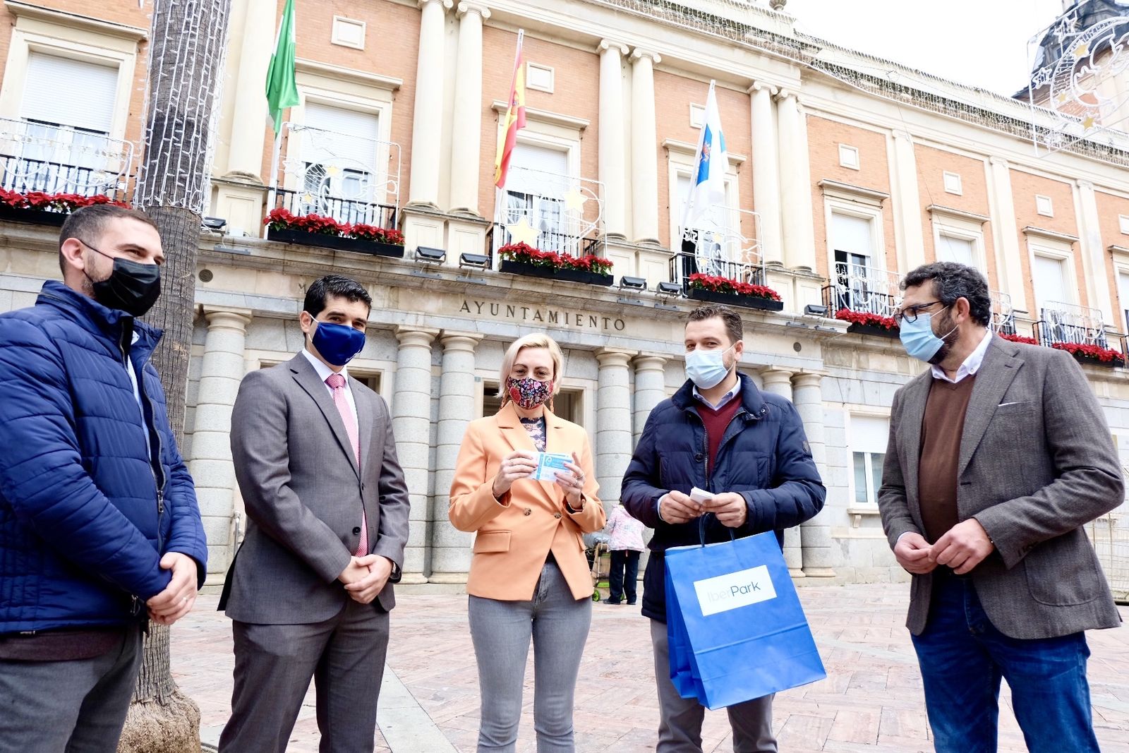 Tania González y Luis Albillo con los representantes de los parkings.