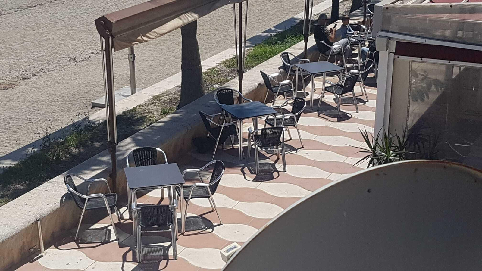 Las mesas y sillas ocupan el espacio de los transeúntes en pleno paseo marítimo roquetero.