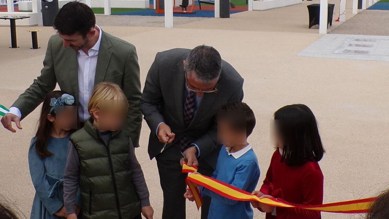 El alcalde del municipio, Francisco Salado, cortando el lazo de la apertura del parque infantil con alumnos del CEIP Gregorio Marañón.