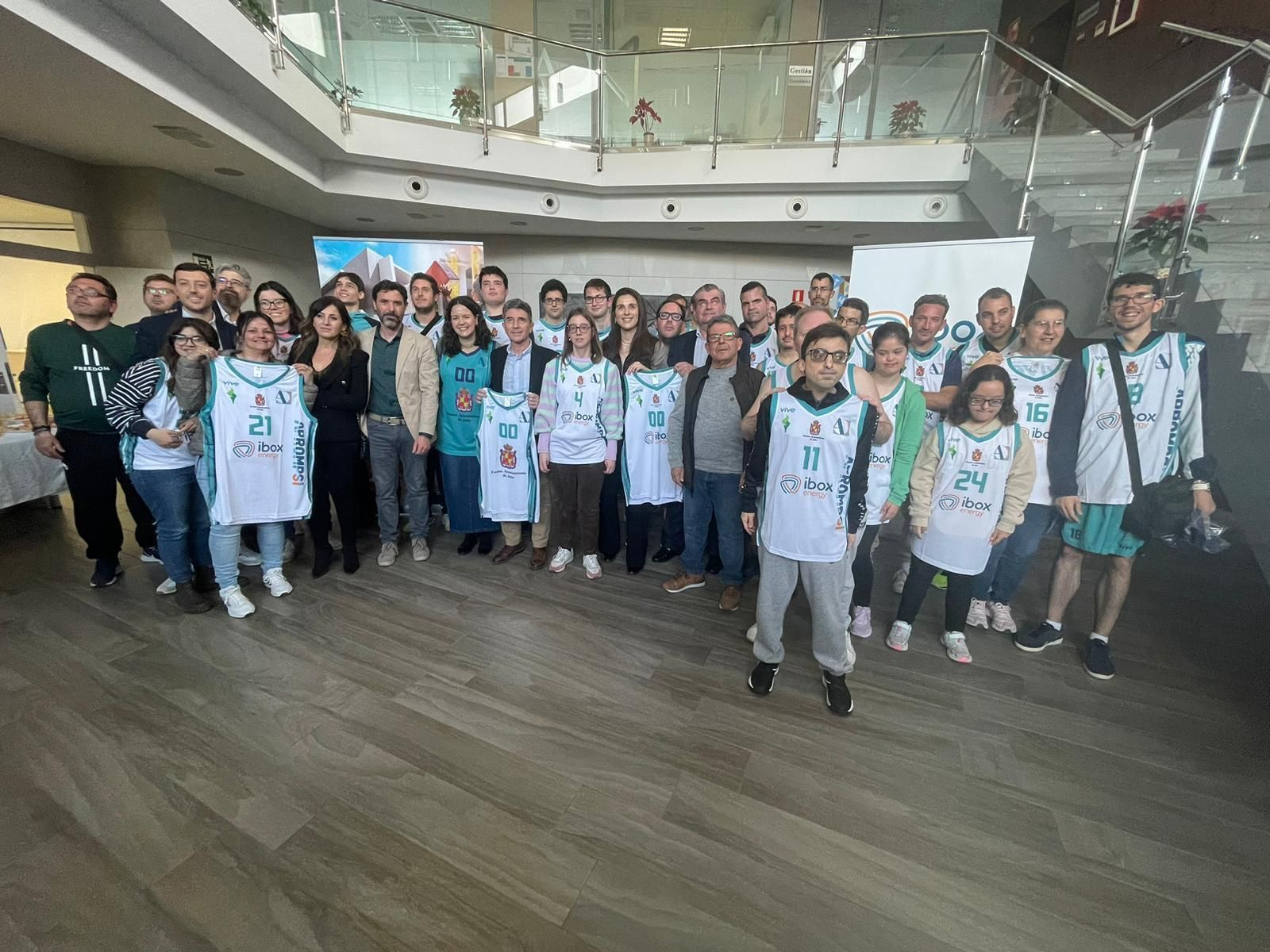 Acto de presentación de la nueva piel del SD Aprompsi-Basket Jaén 21.