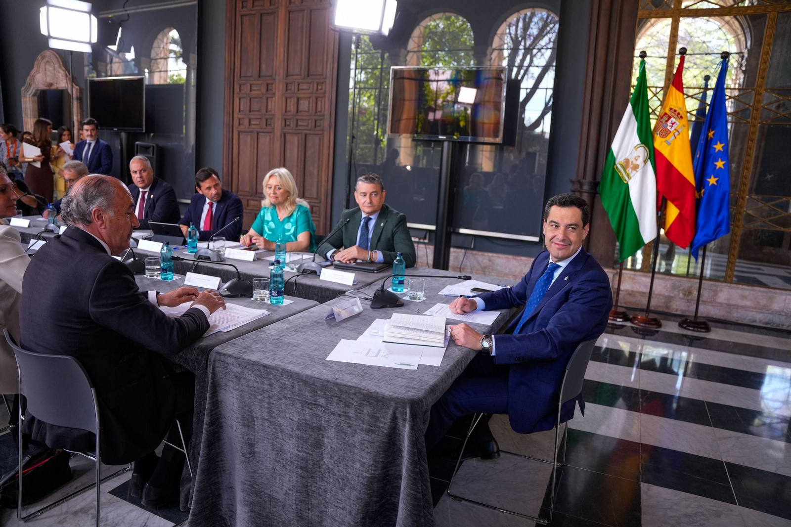 El presidente de la Junta preside la reunión con los responsables del Campo de Gibraltar, el 9 de mayo en Sevilla.