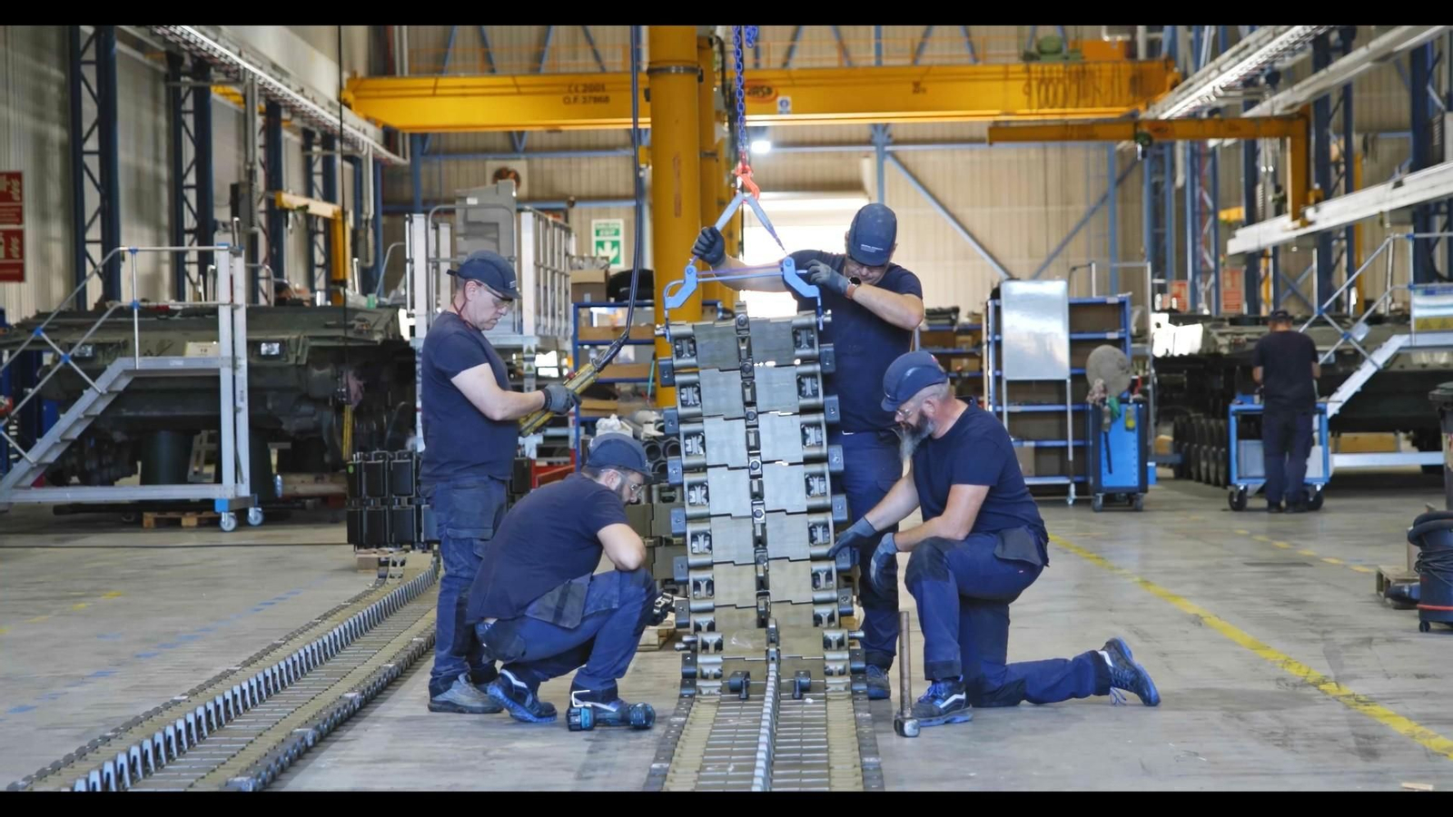 Trabajadores en la planta de GDELS en Alcalá de Guadaíra.