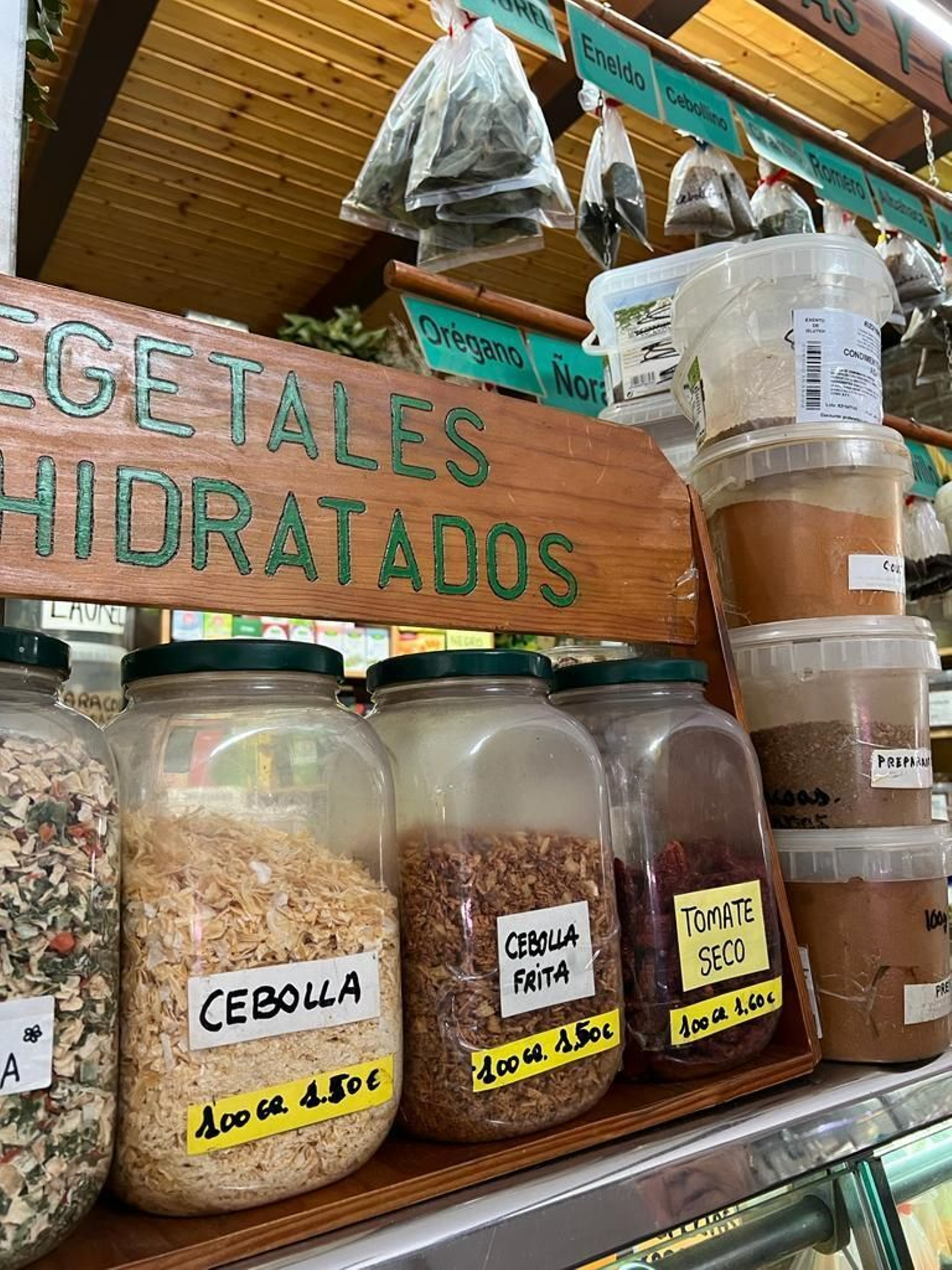 Una mañana de compras en el Mercado Ingeniero Torroja de Algeciras, en imágenes.