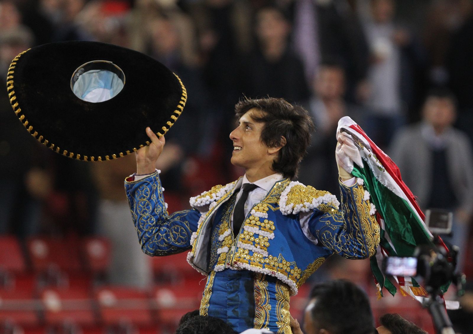 Roca Rey, en su salida por  la Puerta Grande en La México