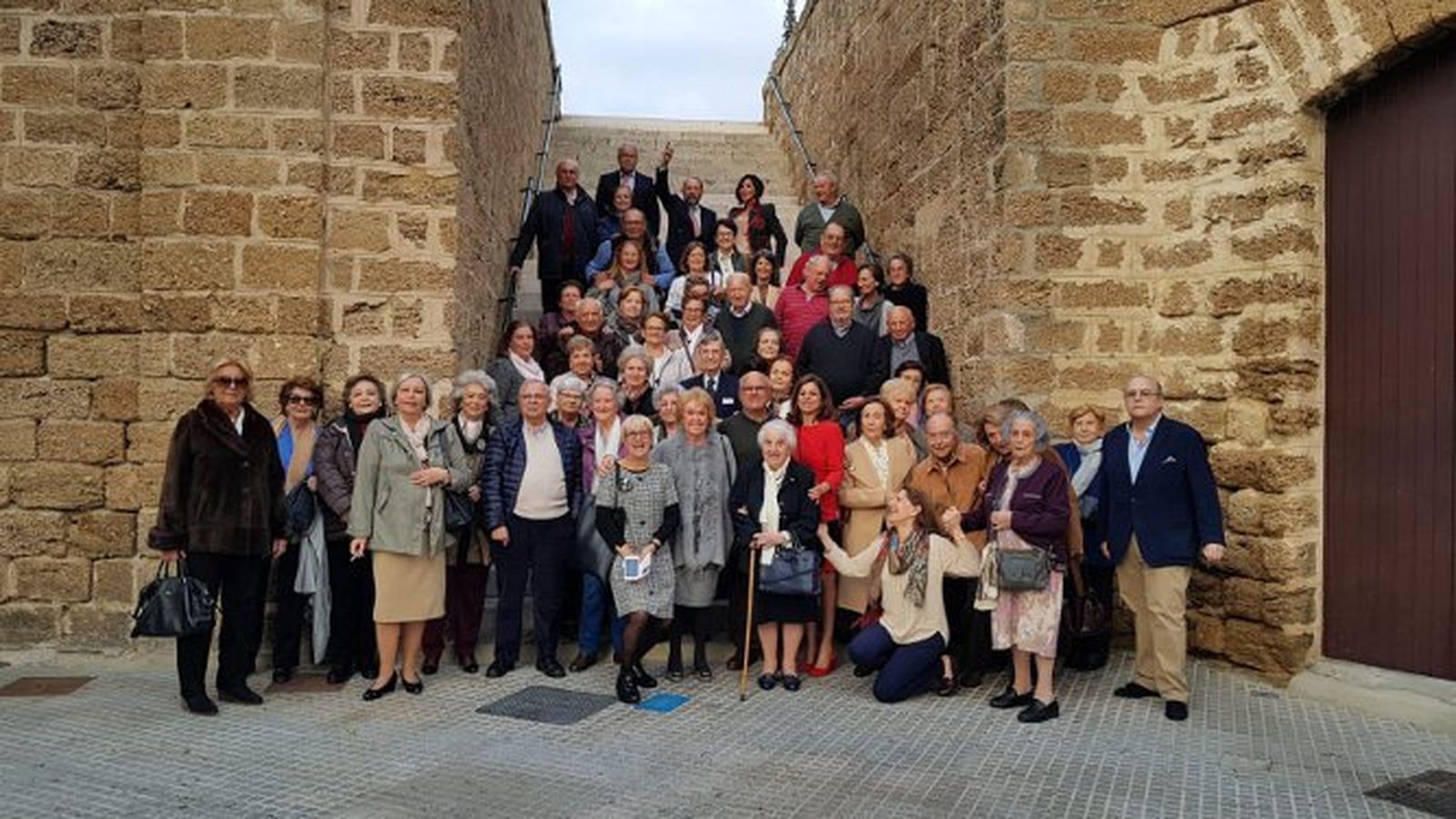 El homenajeado Julio Navarro,  con las farmacéuticas Maria Teresa Lancis y Almudena Jiménez, María del Mar Muñoz, Carmen Höhr, María del Carmen Rupérez, Ignacio Martínez del Cerro, Chon Heredero, Rafael Parga, Eugenio y Rosa Sánchez, Pili Izquierdo,  Mercedes Machuca, Paco Hevia, Reyes de la Paz, Carmen Fernández de la Reguera y Juan Ramón Cirici, entre otros.