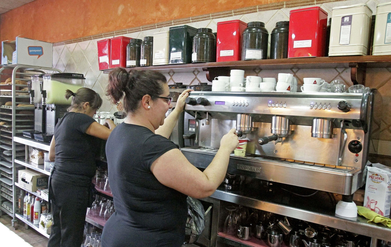 Dos mujeres trabajan en un establecimiento hostelero, una de las actividades con mayor presencia femenina.
