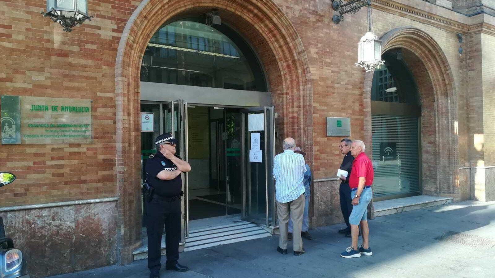 Abren los colegios electorales en Sevilla