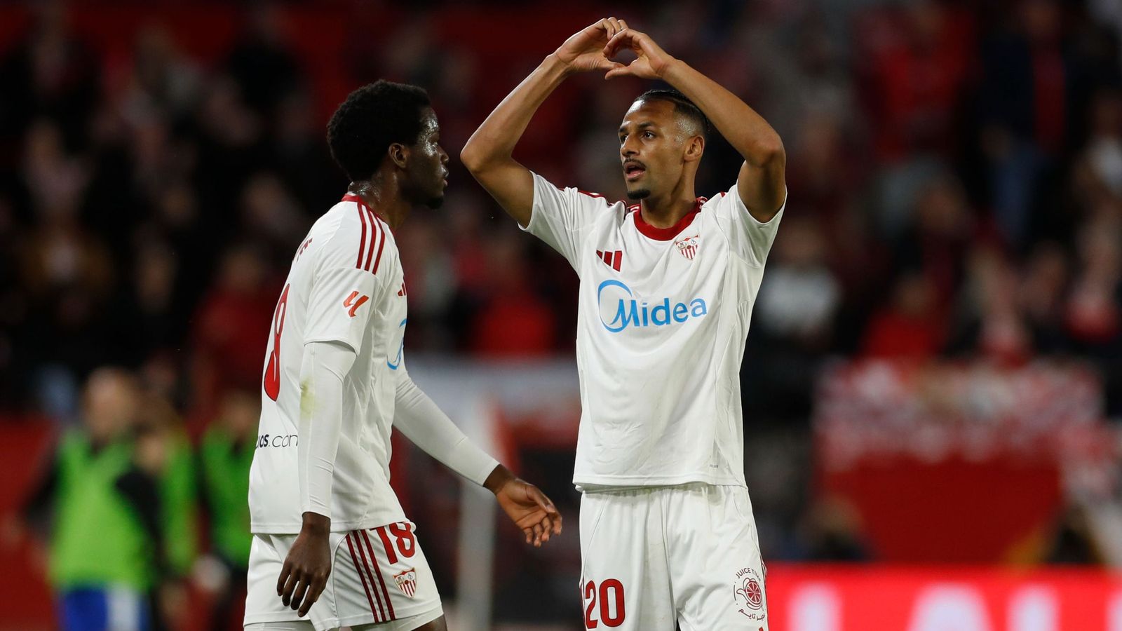Sow celebra el gol del Sevilla haciendo un corazón con la mano.
