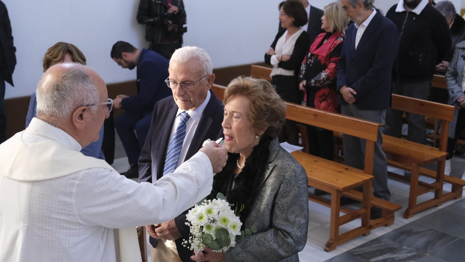 Brindis por 75 años de amor de Carmen y Roque, en imágenes